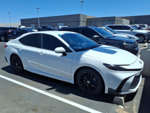 Used 2025 Toyota Camry SE w/ Convenience Package FWD image 1