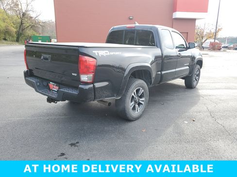 Used 2016 Toyota Tacoma TRD Sport image 4