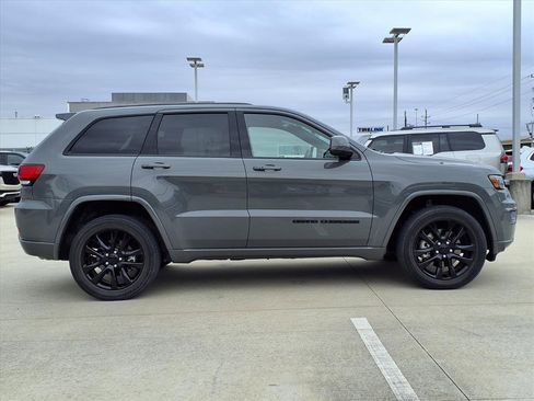 Used 2021 Jeep Grand Cherokee Laredo X image 9