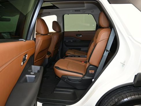 Certified 2023 Nissan Pathfinder Platinum image 24