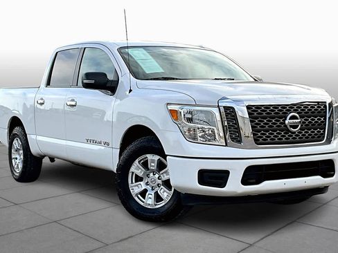 Used 2018 Nissan Titan SV image 2