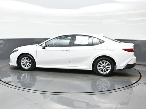 Used 2025 Toyota Camry LE image 3