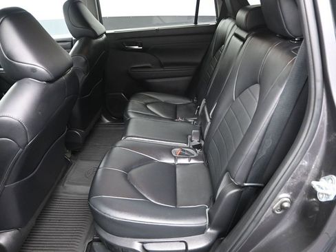 Used 2023 Toyota Highlander XLE AWD/4WD image 29