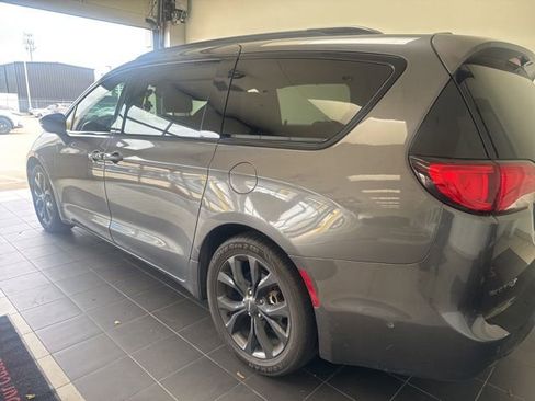 Used 2018 Chrysler Pacifica Limited w/ Advanced Safetytec Group FWD image 17