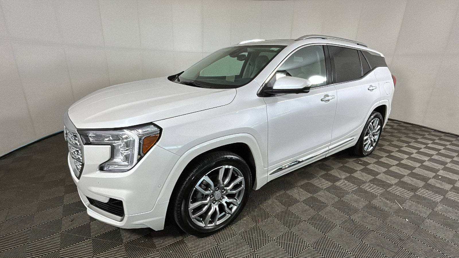 Used 2023 GMC Terrain Denali w/ Denali Premium Package AWD/4WD image 8