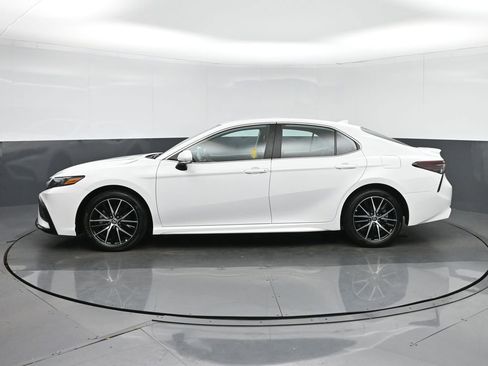 Used 2023 Toyota Camry SE image 4