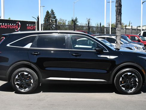 Used 2024 Kia Sorento S image 9