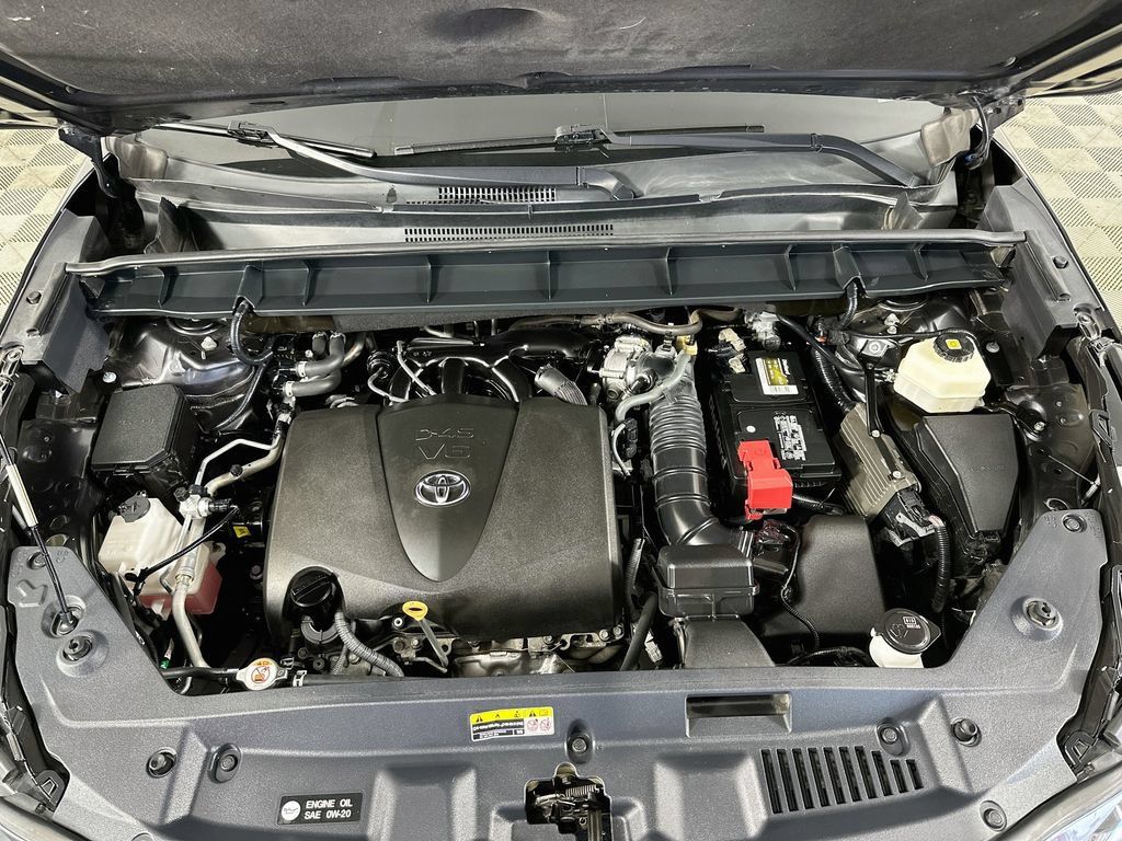 Used 2021 Toyota Highlander XLE FWD image 38