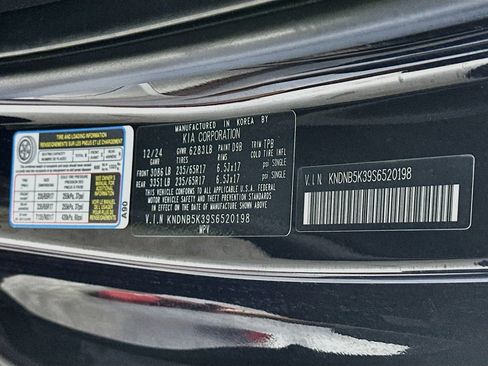 Used 2025 Kia Carnival FWD image 35