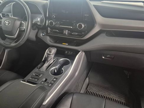 Certified 2025 Toyota Highlander XLE image 37