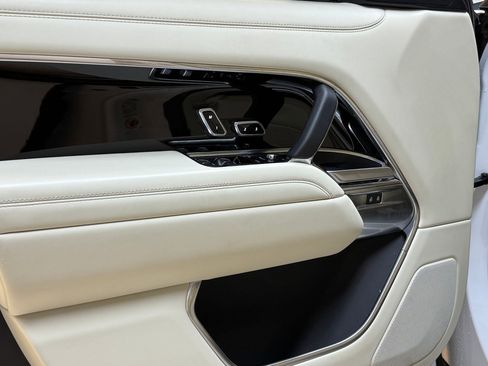 Used 2024 Land Rover Range Rover Long Wheelbase SE image 13