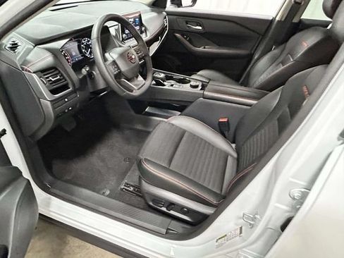 Used 2025 Nissan Rogue SV AWD/4WD image 12
