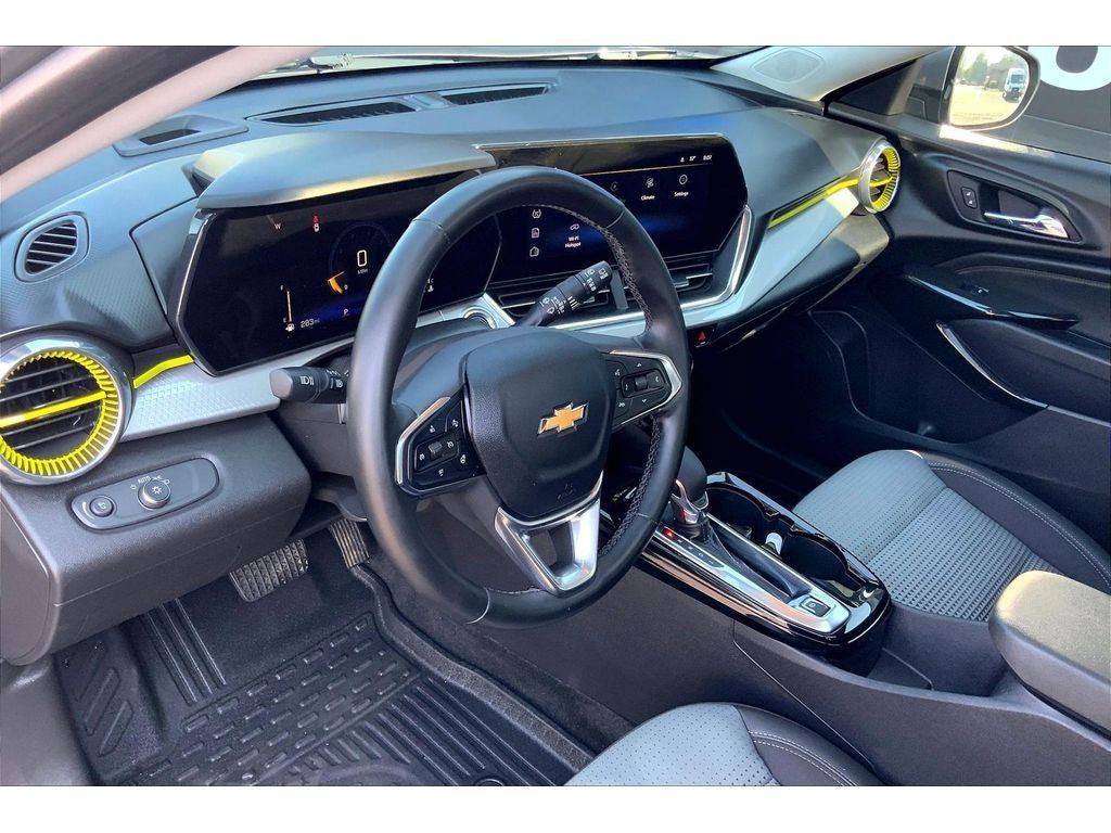 Used 2024 Chevrolet Trax LT w/ Sunroof Package FWD image 16