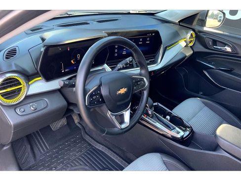Used 2024 Chevrolet Trax LT w/ Sunroof Package FWD image 16