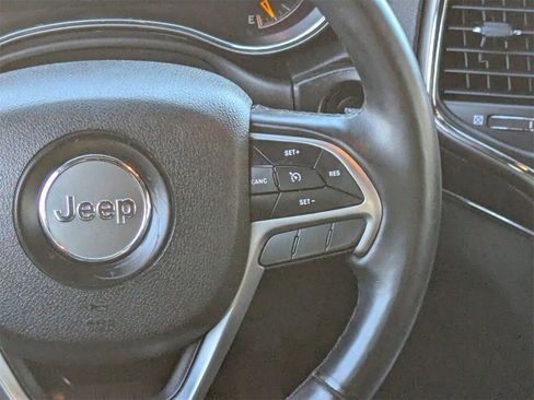 Used 2018 Jeep Grand Cherokee Limited image 18