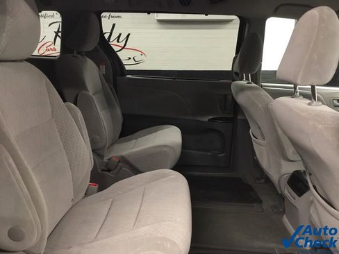 Used 2017 Toyota Sienna LE image 32