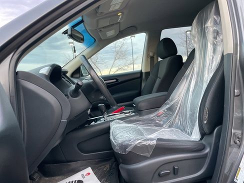 Used 2017 Nissan Pathfinder SV image 2