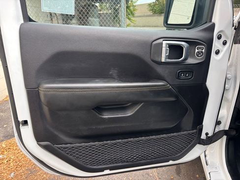 Used 2025 Jeep Wrangler Sahara image 20