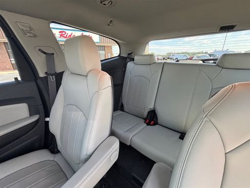 Used 2011 Chevrolet Traverse LTZ FWD image 17