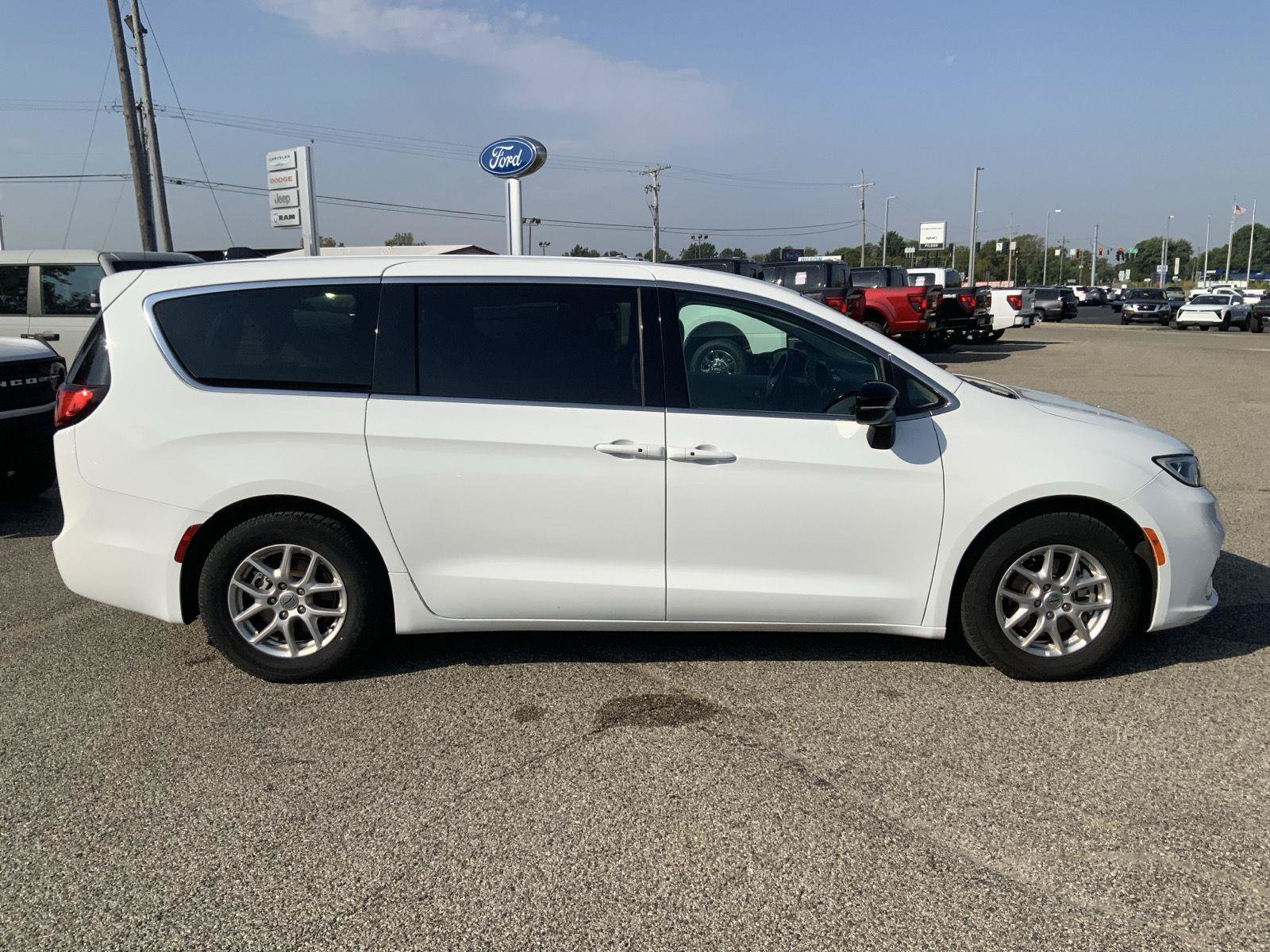 Used 2024 Chrysler Pacifica Touring-L FWD image 13