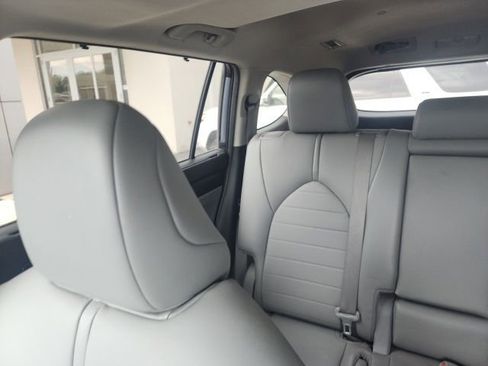 Used 2021 Toyota Highlander XLE image 21