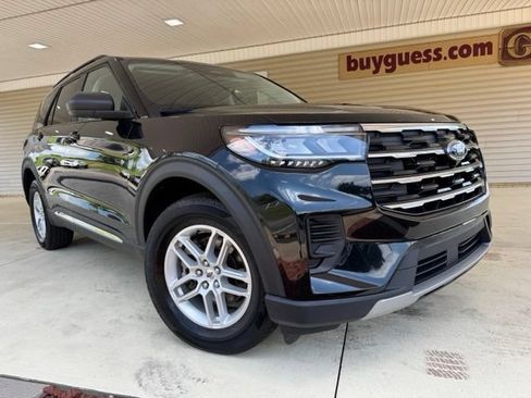 Used 2025 Ford Explorer Active AWD/4WD image 2