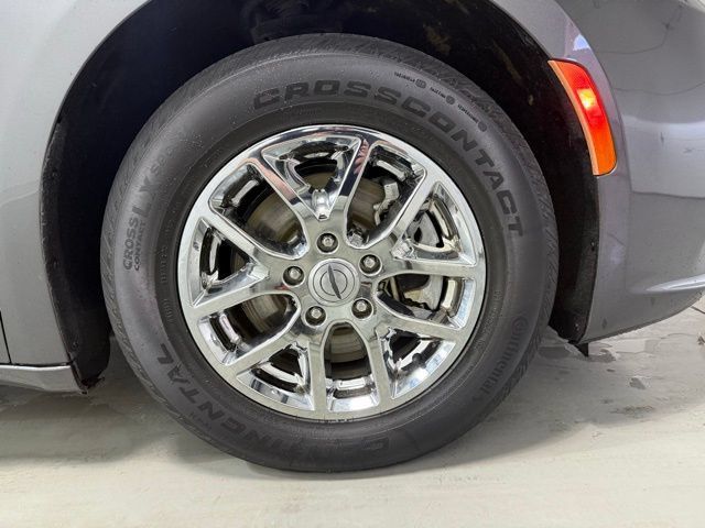 Used 2022 Chrysler Pacifica Touring-L FWD image 32