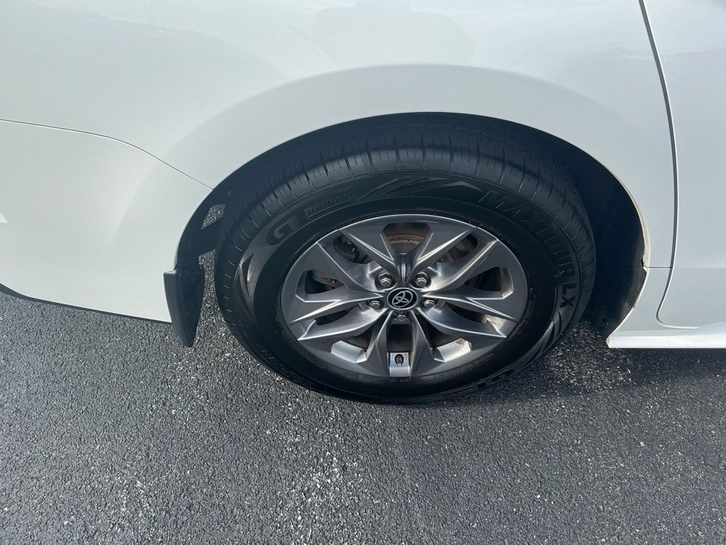 Used 2024 Toyota Sienna LE AWD/4WD image 6