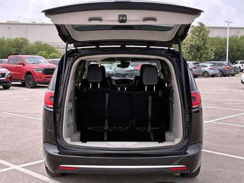 Used 2023 Chrysler Pacifica Touring-L FWD image 39
