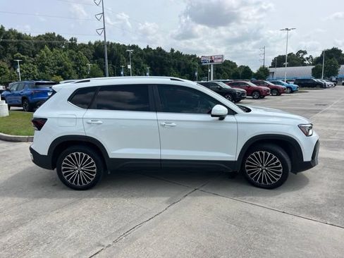 Used 2025 Volkswagen Taos SE FWD image 8