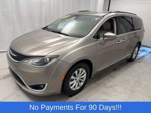 Used 2017 Chrysler Pacifica Touring-L image 5