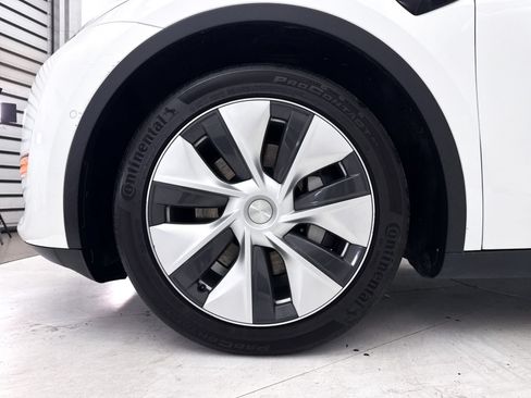 Used 2022 Tesla Model Y Long Range AWD/4WD image 14