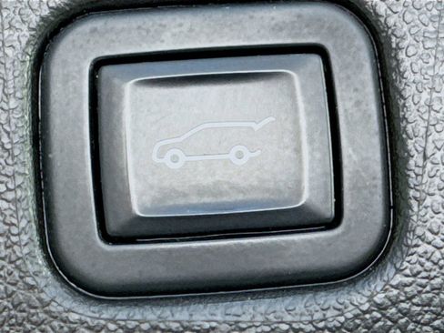 Used 2023 Chevrolet Blazer LT FWD image 32