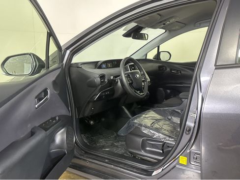 Used 2021 Toyota Prius LE image 2