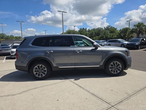 Certified 2024 Kia Telluride LX FWD image 9