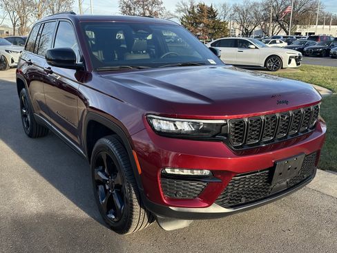 Used 2025 Jeep Grand Cherokee Limited w/ Luxury Tech Group II image 23