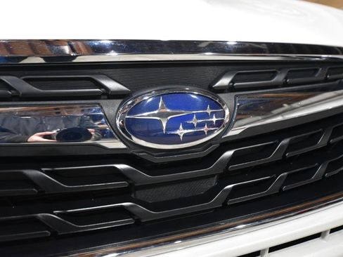 Used 2017 Subaru Forester 2.5i Limited image 3