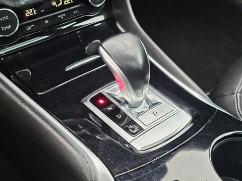 Used 2017 INFINITI QX30 Premium image 37