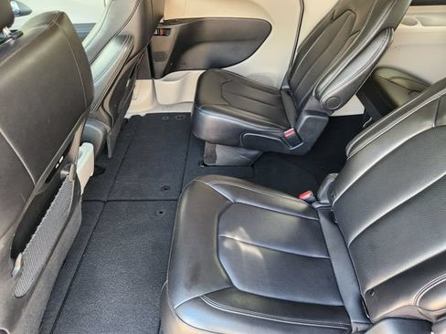 Used 2024 Chrysler Pacifica Touring-L FWD image 30