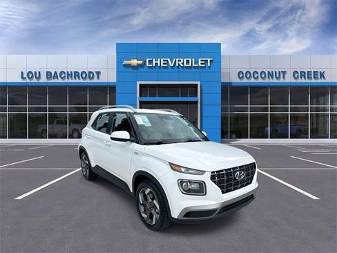 Used 2024 Hyundai Venue SEL image 2