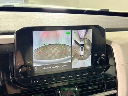 Used 2023 Nissan Pathfinder SL AWD/4WD image 17
