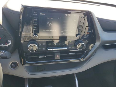 Used 2021 Toyota Highlander LE image 15