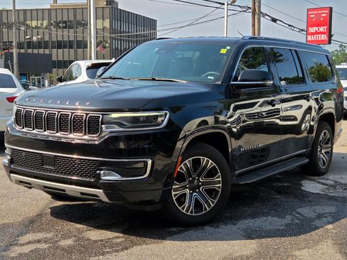 Used 2024 Jeep Wagoneer L Series II w/ Flexible Seating Group AWD/4WD image 2