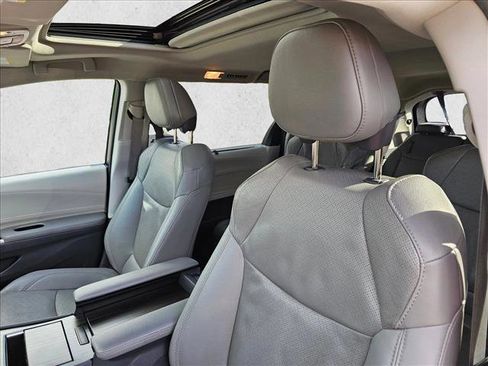 Used 2023 Toyota Sienna Limited image 17