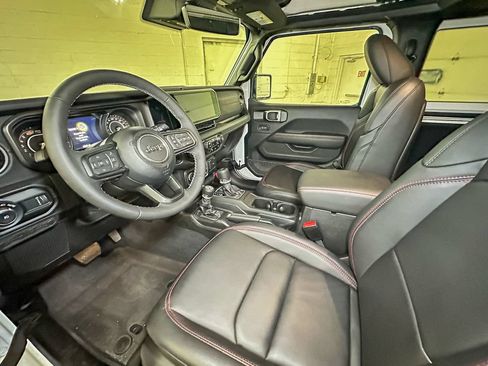 Used 2025 Jeep Wrangler Rubicon AWD/4WD image 11