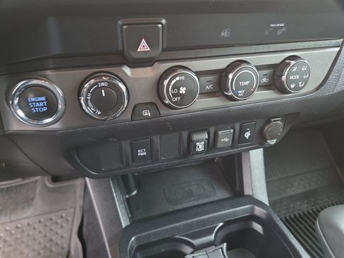 Certified 2020 Toyota Tacoma TRD Off-Road AWD/4WD image 23