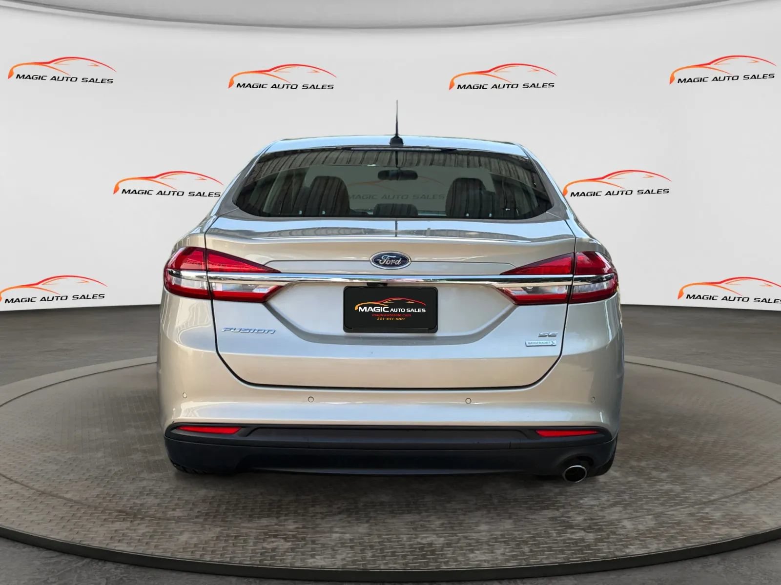 Used 2017 Ford Fusion SE w/ Fusion SE Technology Package FWD image 9