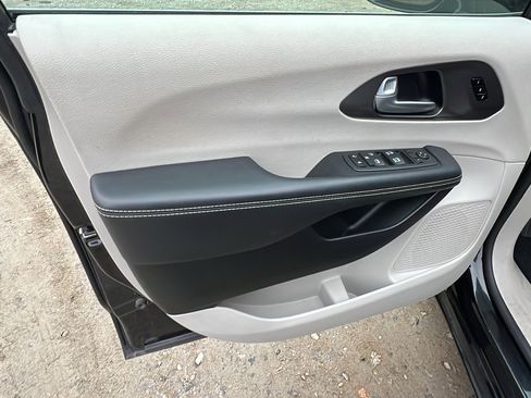 Used 2024 Chrysler Pacifica Touring-L image 14