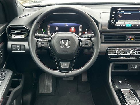 Certified 2025 Honda Pilot Black Edition image 12