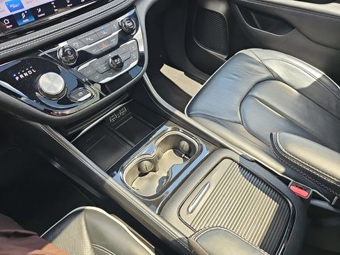 Used 2024 Chrysler Pacifica Premium FWD image 18